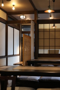 シックで落ち着いた店内